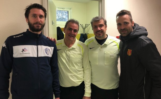 Alex Berthod (ent Chazay FC), Jean-Noël Tartarin (arbitre de la rncontre), Didier Hamon (assistant) et Clément Guillot (ent MDA Foot)