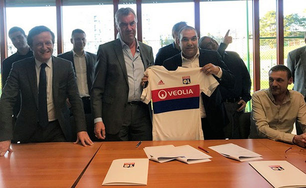 La signature s'est faite en présence notamment de Marino Faccioli (président délégué de l'OL) et de Yann Cucherat (adjoint aux sports de la ville de Lyon)