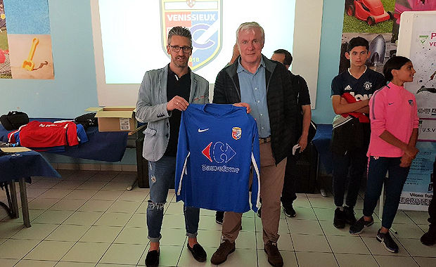 Laurent David (Epsace Sport Côtière) présente le nouveau maillot du FC Vénissieux en compagnie de Luis Fernandez